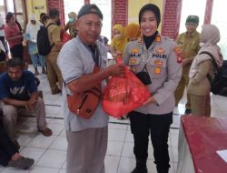 POLSEK SINGKAWANG SELATAN SALURANKAN BANTUAN SEMBAKO KEPADA MASYARAKAT YANG TERDAMPAK KENAIKAN HARGA BBM