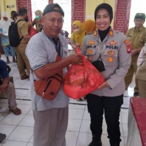 POLSEK SINGKAWANG SELATAN SALURANKAN BANTUAN SEMBAKO KEPADA MASYARAKAT YANG TERDAMPAK KENAIKAN HARGA BBM