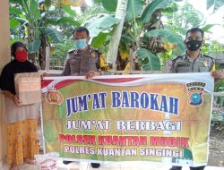 Jum’at Barokah, Dua Lansia Mendapatkan Bantuan Sembako Dari Kapolsek