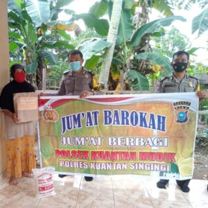 Jum’at Barokah, Dua Lansia Mendapatkan Bantuan Sembako Dari Kapolsek