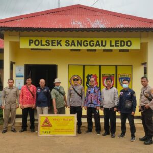 Takut Membahayakan Warga Munculnya Buaya Di Sungai Tanggi, Polsek Sanggau Ledo Dan Forkopimcam Pasang Imbauan