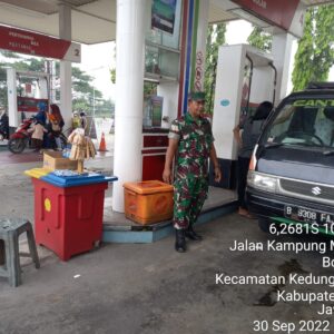 Meski Banyak Berita SPBU Babinsa Koramil 13 Kedungwaringin Tetap Laksanakan Pengamanan