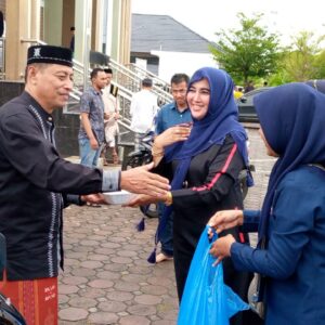 DPD NasDem Banda Aceh, Berbagi Ayam Penyet di Hari Jum’at