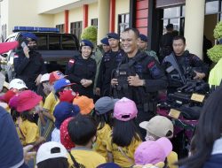 Satbrimob Polda Kalbar di Gruduk Anak Usia Dini Murid-Murid TK Harapan Bangsa