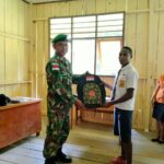 MEMOTIVASI PELAJAR DI PERBATASAN PAPUA , SATGAS YONIF MENGAJAR DAN BAGIKAN PERLENGKAPAN SEKOLAH