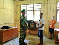 MEMOTIVASI PELAJAR DI PERBATASAN PAPUA , SATGAS YONIF MENGAJAR DAN BAGIKAN PERLENGKAPAN SEKOLAH