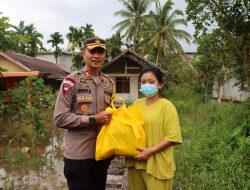 Menyingkapi Perubahan Harga BBM Kapolres Kubu Raya Melakukan Patroli di Polsek Wilayah Perairan dan Menyalurkan Bansos kepada Masyarakat terdampak