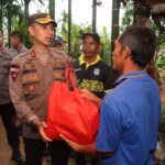 Kapolres Kubu Raya Melakukan Patroli Dialogis dan Pembagian Sembako di Wilayah Terjauh Kecamatan Kubu Polres Kubu Raya