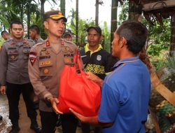 Kapolres Kubu Raya Melakukan Patroli Dialogis dan Pembagian Sembako di Wilayah Terjauh Kecamatan Kubu Polres Kubu Raya