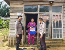 Disaat Pasca Kenaikan BBM, Polsek Silat Hilir Polres Kapuas Hulu Bagikan Bansos