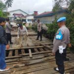 PERSONIL POLSEK SINTANG KOTA,YANG DIPIMPIN LANGSUNGKANIT PROVOS IPDA SOPANDI BERSAMA WARGA PERBAIKI JEMBATAN