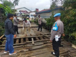 PERSONIL POLSEK SINTANG KOTA,YANG DIPIMPIN LANGSUNGKANIT PROVOS IPDA SOPANDI BERSAMA WARGA PERBAIKI JEMBATAN