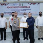 BP2MI DAN KETUA DPRD BENGKAYANG BERIKAN PENGHARGAAN KEPADA TUJUH PERSONIL POLRES BENGKAYANG