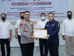 BP2MI DAN KETUA DPRD BENGKAYANG BERIKAN PENGHARGAAN KEPADA TUJUH PERSONIL POLRES BENGKAYANG
