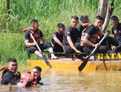 Latihan Pertolongan Di Air, (SAR) Personel Satbrimob Polda Kalbar