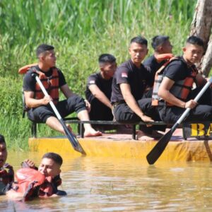 Latihan Pertolongan Di Air, (SAR) Personel Satbrimob Polda Kalbar