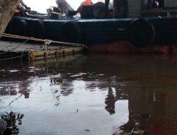 Tongkang Kontaener CPO Milik PT. WPP Julong Grup Kali Ini Berada Di Batu Kubu Desa Sungai Ana