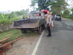 Personil Polsek Ambawang Mendatangi TKP Terbakarnya Sebuah Mobil Pick up di Jl.Trans Kalimantan