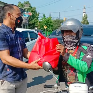 Tebar kebaikan Polres Cirebon Kota, berbagi sembako dihari Minggu