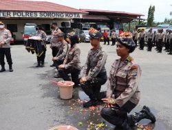 Tradisi Pembaretan Bintara Remaja Angkatan 46 Polres Sorong Kota