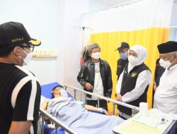 Gercep Tinjau Korban Insiden Stadion Kanjuruhan, Gubernur Khofifah Pastikan Biaya Pengobatan Ditanggung Pemerintah dan Langsung Salurkan Santunan Bagi Keluarga Korban Meninggal