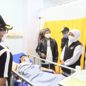 Gercep Tinjau Korban Insiden Stadion Kanjuruhan, Gubernur Khofifah Pastikan Biaya Pengobatan Ditanggung Pemerintah dan Langsung Salurkan Santunan Bagi Keluarga Korban Meninggal