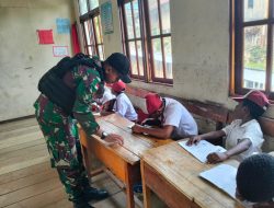 Sambutan Hangat Anak-Anak Pada Prajurit Satgas Yonif Yonif R 142/KJ Saat Berkunjung Ke SD YPPGI Tolikara