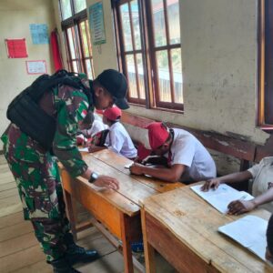 Sambutan Hangat Anak-Anak Pada Prajurit Satgas Yonif Yonif R 142/KJ Saat Berkunjung Ke SD YPPGI Tolikara