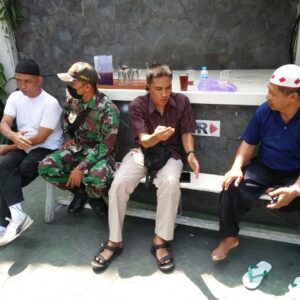 Babinsa Jayengan Beri Himbauan Dan Cek Prokes