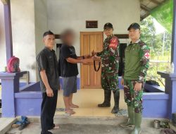 Masyarakat Perbatasan Secara Sukarela Serahkan Senjata Api Rakitan Kepada Satgas Pamtas Yonarmed 19/105 Trk Bogani Usai Bantu Mengobati Keluarga Yang Terluka