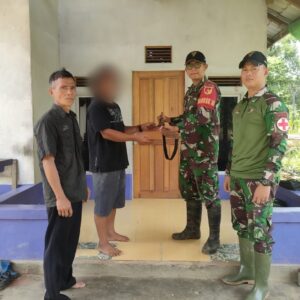 Masyarakat Perbatasan Secara Sukarela Serahkan Senjata Api Rakitan Kepada Satgas Pamtas Yonarmed 19/105 Trk Bogani Usai Bantu Mengobati Keluarga Yang Terluka