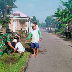 Peduli Kebersihan Lingkungan, Babinsa Srengat Dan Warga Masyarakat Gelar Kerja Bakti Bersama