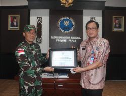 BERPERAN BERANTAS PEREDARAN NARKOBA DIPERBATASAN, BNN PAPUA APRESIASI DAN BERIKAN PIAGAM PENGARGAAN KEPADA SATGAS YONIF 126/KC