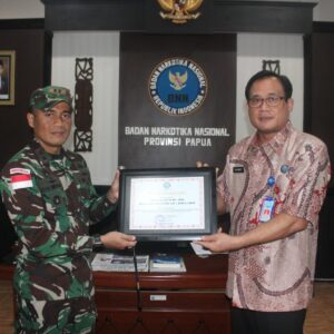 BERPERAN BERANTAS PEREDARAN NARKOBA DIPERBATASAN, BNN PAPUA APRESIASI DAN BERIKAN PIAGAM PENGARGAAN KEPADA SATGAS YONIF 126/KC