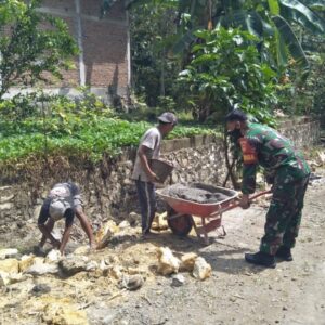Kerja Bakti Pembuatan Talud Jalan Bentuk Kedekatan Babinsa Dengan warga Binaan
