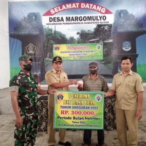 Pastikan Berjalan Lancar Dan Aman, Babinsa Koramil Panggungrejo Dampingi Penyaluran BLT DD