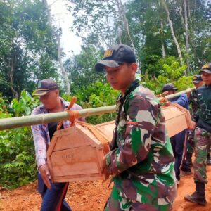 Wujud Kepedulian Satgas Pamtas Rl-Malaysia Yonif 645/Gty Bantu Proses Pemakaman Warga di Perbatasan