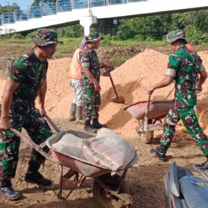 Jelang HUT TNI Ke-77 Tahun 2022, Prajurit Kodim 1013/Mtw Bersama Masyarakat Gelar Karya Bhakti