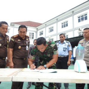 Di Kantor Kejari, Dandim 0509 dan Forkopimda Kabupaten Bekasi Musnahkan Barang Bukti Kejahatan