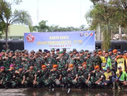 Jelang HUT ke-77, Prajurit TNI di Pontianak Laksanakan Karya Bakti Bersihkan Sungai