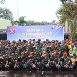 Jelang HUT ke-77, Prajurit TNI di Pontianak Laksanakan Karya Bakti Bersihkan Sungai