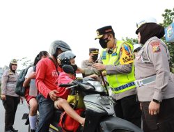 Turun Langsung Bagikan Helm ke Pengendara, Kapolda Riau Irjen Iqbal : Untuk Keselamatan, Sayangi Anak Anak