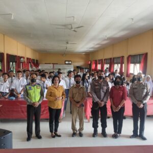 Pelajar SMK NEGERI 1 Ngabang mendapatkan himbauan Kamtibmas dari Polres Landak
