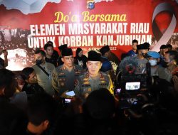 Dibawah Guyuran Hujan, Polda Riau Inisiasi Doa Bersama Elemen Masyarakat Untuk Korban Kanjuruhan