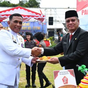 Danlantamal XII Hadiri Upacara Peringatan HUT Ke-77 TNI Di Perbatasan PLBN Entikong Kalbar