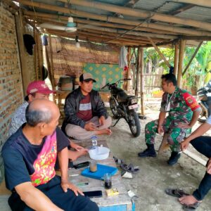 Cegah Kerawanan Wilayah Babinsa Turun melakukan Komsos meningkatkan kembali Siskamling