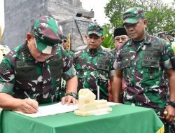 Danrem Kolonel Deni Dampingi Kasad Ziarah di Makam Bung Karno Blitar