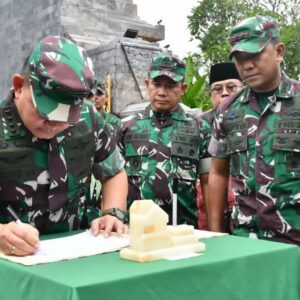 Danrem Kolonel Deni Dampingi Kasad Ziarah di Makam Bung Karno Blitar