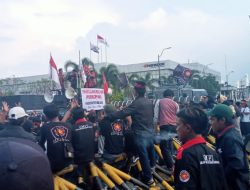 Sekitar Seribu Gabungan Ormas UMKM Perkopkum Kabupaten Bekasi Gruduk PT Hankook Tire