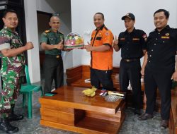 Datangi Koramil, Senkom Mitra Polri Kecamatan Grogol Beri Ucapan Dirgahayu ke-77 TNI